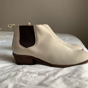 NWOB Frye Carson Chelsea Boot in Ivory